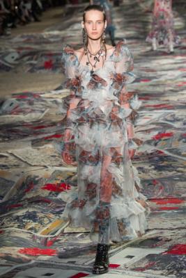 Alexander McQueen Весна-Лето 2017 (71664– Alexander– McQueen–SS–2017–18.jpg)